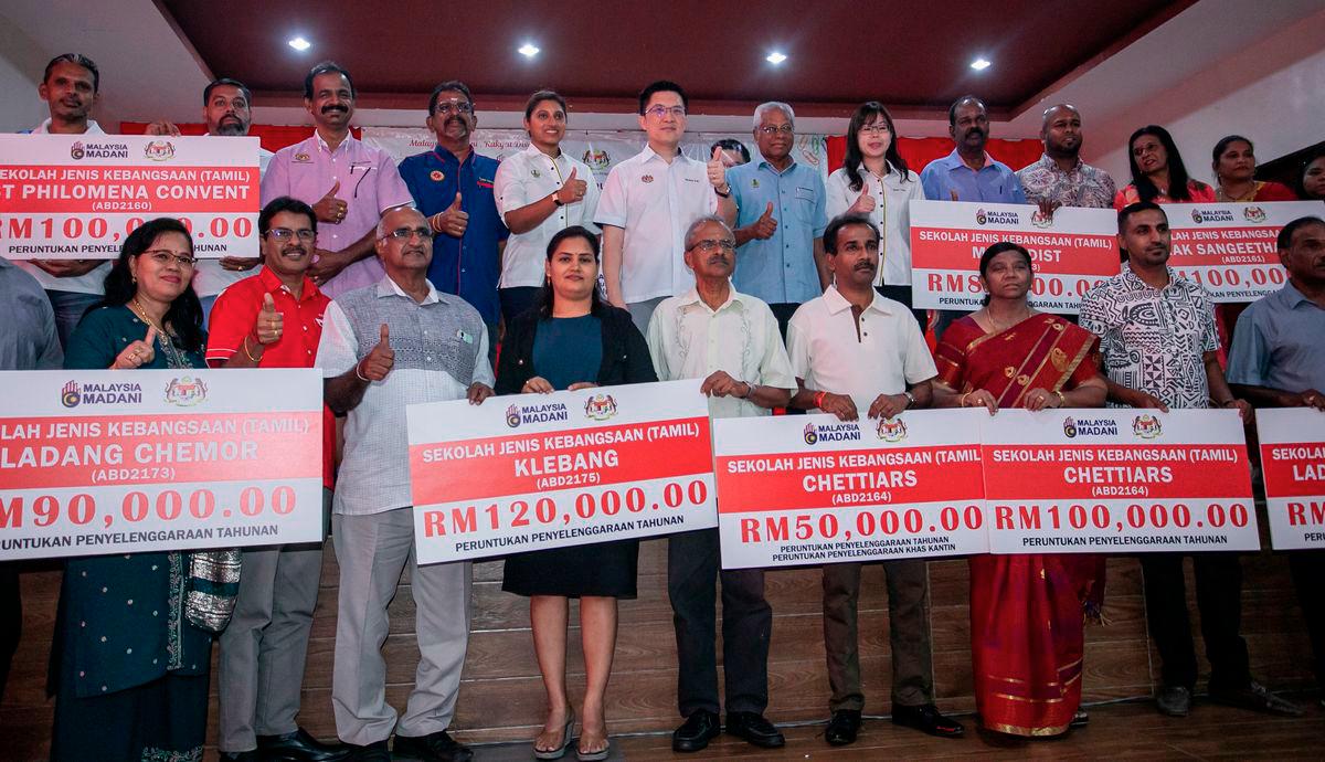 Timbalan Menteri Pendidikan Wong Kah Woh (belakang enam, kiri) bergambar bersama wakil-wakil penerima selepas Majlis Penyampaian Peruntukan Sekolah Bantuan Kerajaan untuk Sekolah Jenis Kebangsaan Tamil (SJKT) di Dewan Kuil Om Sri Veeramuthu Kengumangi hari ini.Turut hadir Pengerusi Jawatankuasa Sumber Manusia, Kesihatan, Hal Ehwal Masyarakat India dan Integrasi Nasional negeri A. Sivanesan (belakang tujuh, kiri). - BERNAMA
