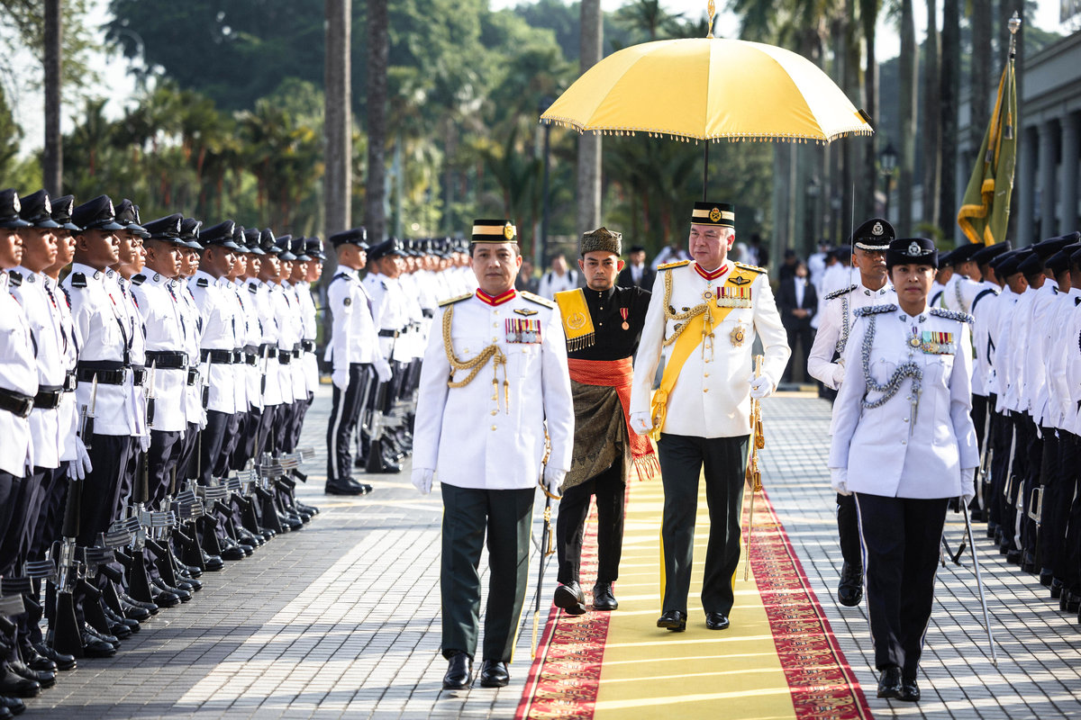 The Sultan of Perak, Sultan Nazrin Shah, graciously inspected the guard of honour during the 2025 Warriors’ Day celebration for the state of Perak at the Perak Darul Ridzuan Building today. – BERNAMA