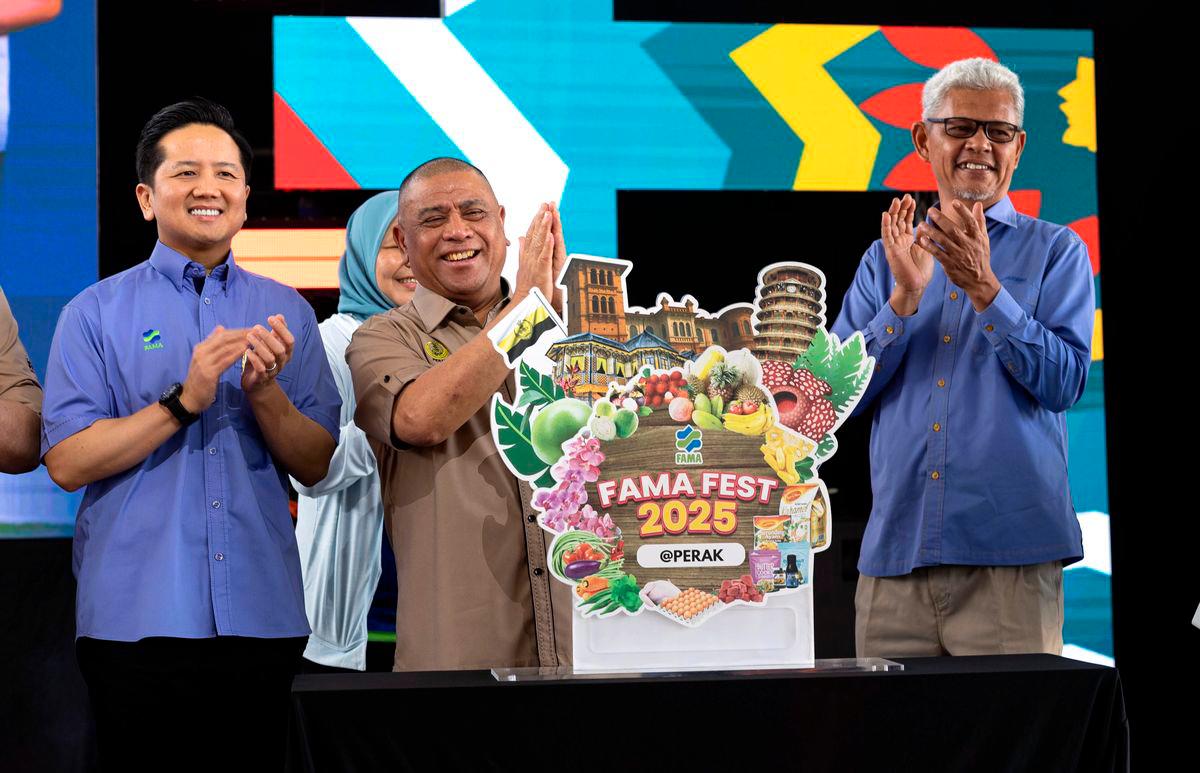 - Menteri Besar Perak Datuk Seri Saarani Mohamad ketika hadir merasmikan FAMA Fest 2025 @ Perak di Pusat Transformasi Luar Bandar (RTC) Gopeng hari ini. Turut hadir Timbalan Menteri Pertanian dan Keterjaminan Makanan Datuk Arthur Joseph Kurup (kiri) dan Pengerusi FAMA Aminuddin Zulkipli (kanan). BERNAMApix