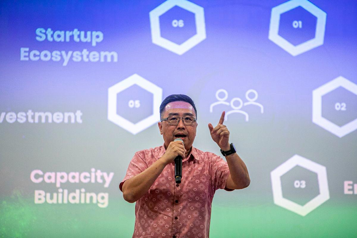 Menteri Sains, Teknologi dan Inovasi Chang Lih Kang berucap pada Program MOSTI Tech Talks 2025 “The Nuclear Edge” di Universiti Teknologi Petronas Persiaran (UTP) di sini malam tadi. - fotoBERNAMA