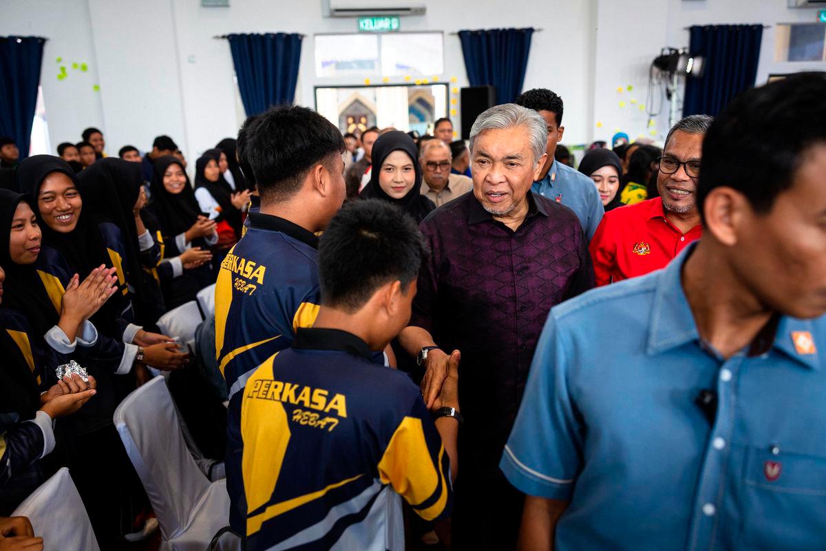 Timbalan Perdana Menteri yang juga Menteri Kemajuan Desa dan Wilayah, Datuk Seri Dr Ahmad Zahid Hamidi bersalaman bersama para pelajar ketika hadir pada Program Motivasi Desa@KEMAS KKDW Dan Program Bakti MADANI@KPT di Masjid Tuminah Hamidi hari ini - fotoBERNAMA