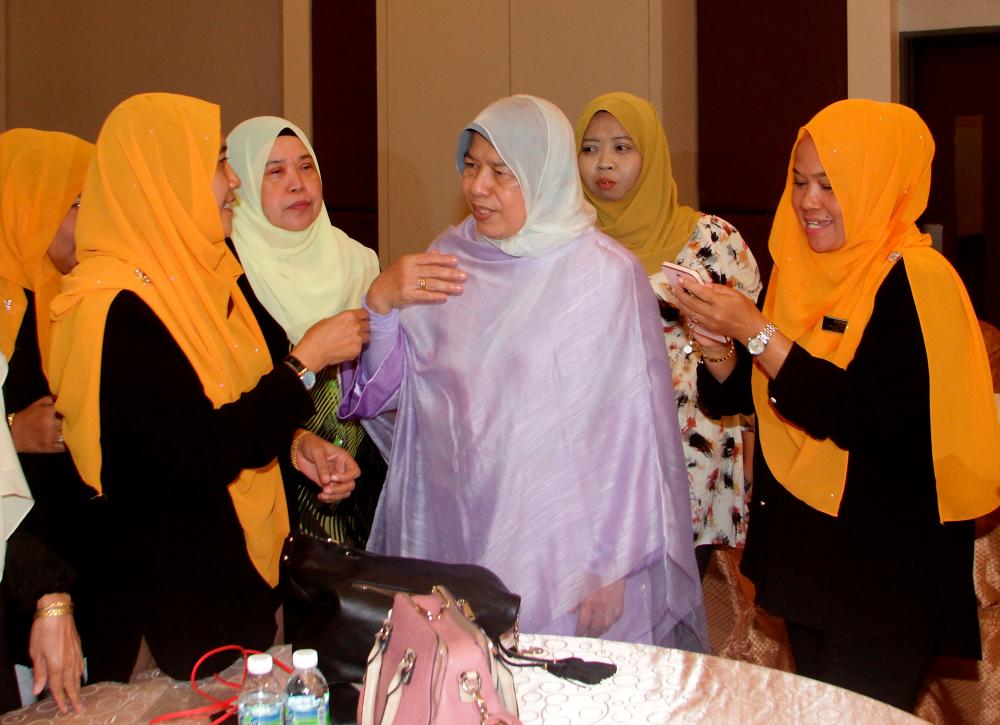 SUNGAI SIPUT, 19 Jun -- Menteri Perusahaan Perladangan dan Komoditi Datuk Zuraida Kamaruddin (tengah) beramah mesra bersama sebahagian wanita yang hadir pada program ‘Enhancing Empowerment of Women At the Grassroot Level’ di sini hari ini. fotoBERNAMA