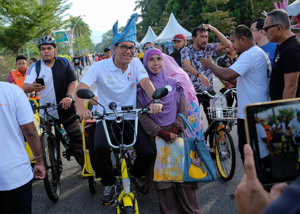 Perak Mentri Besar Datuk Seri Ahmad Faizal Azumu pictures with visitors on the No-Car Day program on Jalan Raja Dihilir, on Jan 27, 2019. — Bernama