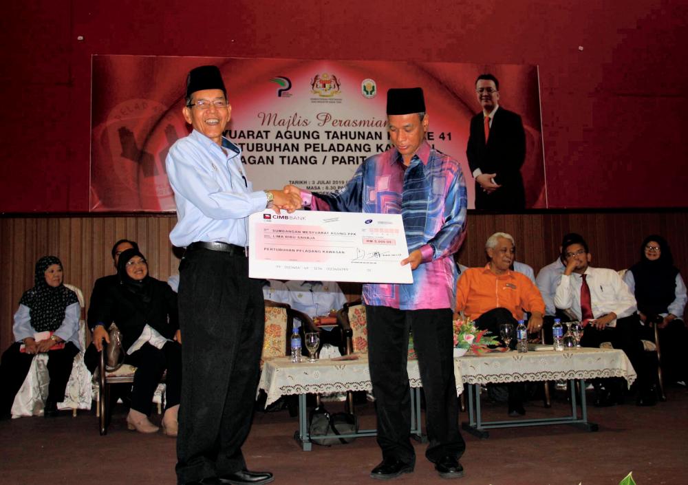 Perak Farmers Organisation (PPN) chairman Datuk Nadzri Ismail (R). — Bernama