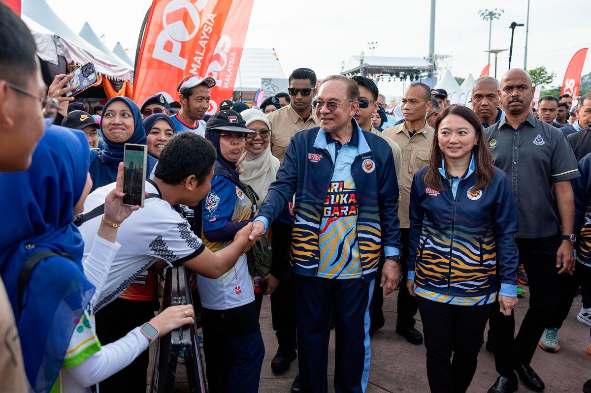 Perdana Menteri Datuk Seri Anwar Ibrahim beramah mesra dengan para pengunjung ketika hadir bagi merasmikan Hari Sukan Negara (HSN) Peringkat Kebangsaan 2025 di Bulatan Sultan Azlan Shah, Meru Raya hari ini.Turut hadir Menteri Belia dan Sukan Hannah Yeoh. - BERNAMA