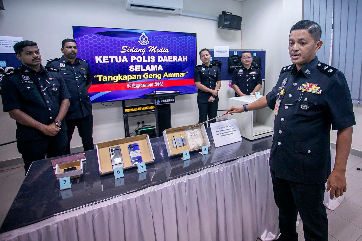 Ketua Polis Daerah Selama Supt Sarudin Samah (kanan) menunjukkan barang rampasan ketika sidang media di Ibu Pejabat Polis Daerah (IPD) Selama, di sini hari ini- BERNAMA