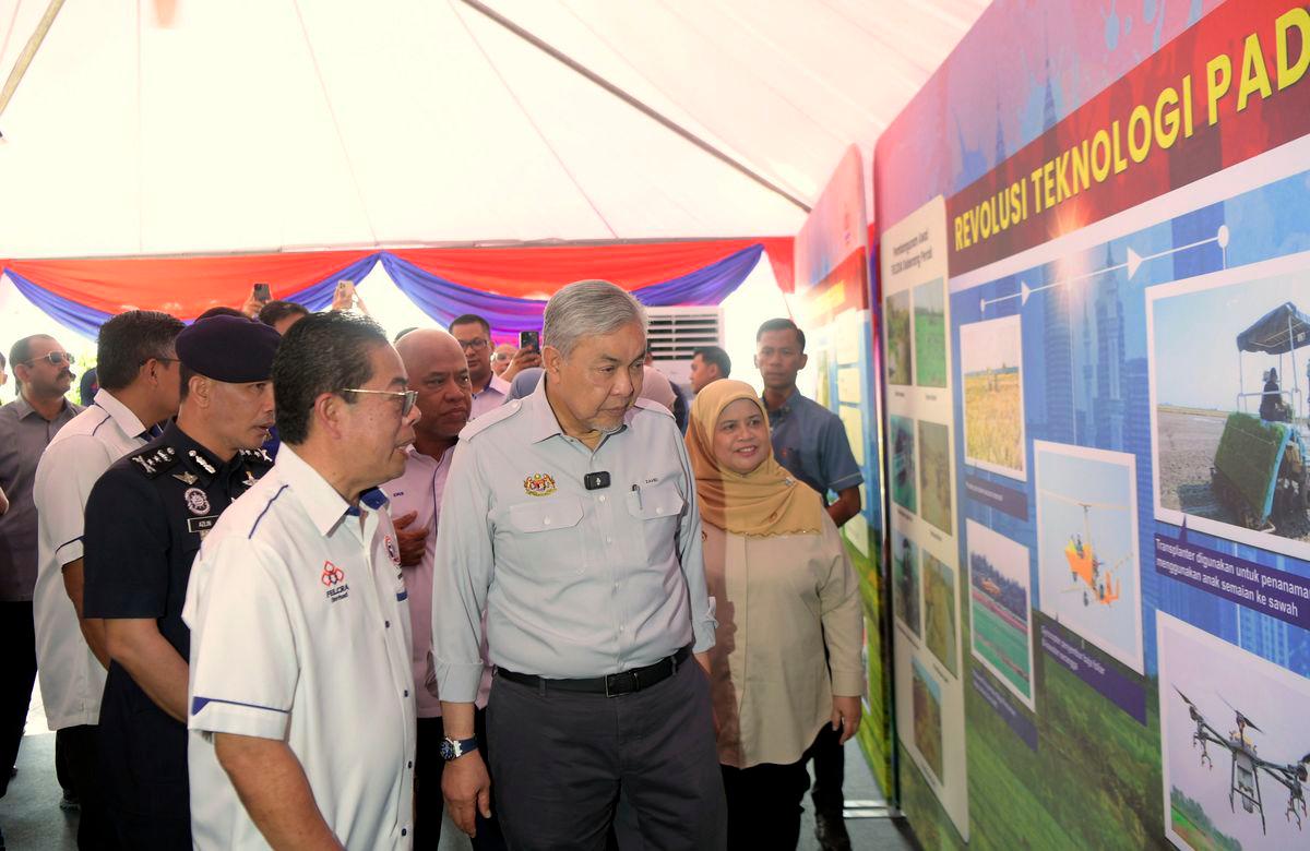 Timbalan Perdana Menteri Datuk Seri Dr Ahmad Zahid Hamidi yang juga Menteri Kemajuan Desa dan Wilayah melawat reruai FELCRA Plantation ketika merasmikan Majlis Pelancaran Padi Benih Wangi di FELCRA Plantation Services Sdn Bhd Seberang Perak hari ini. Turut bersama Timbalan Menteri Kemajuan Desa dan Wilayah Datuk Rubiah Wang (kanan) - fotoBERNAMA
