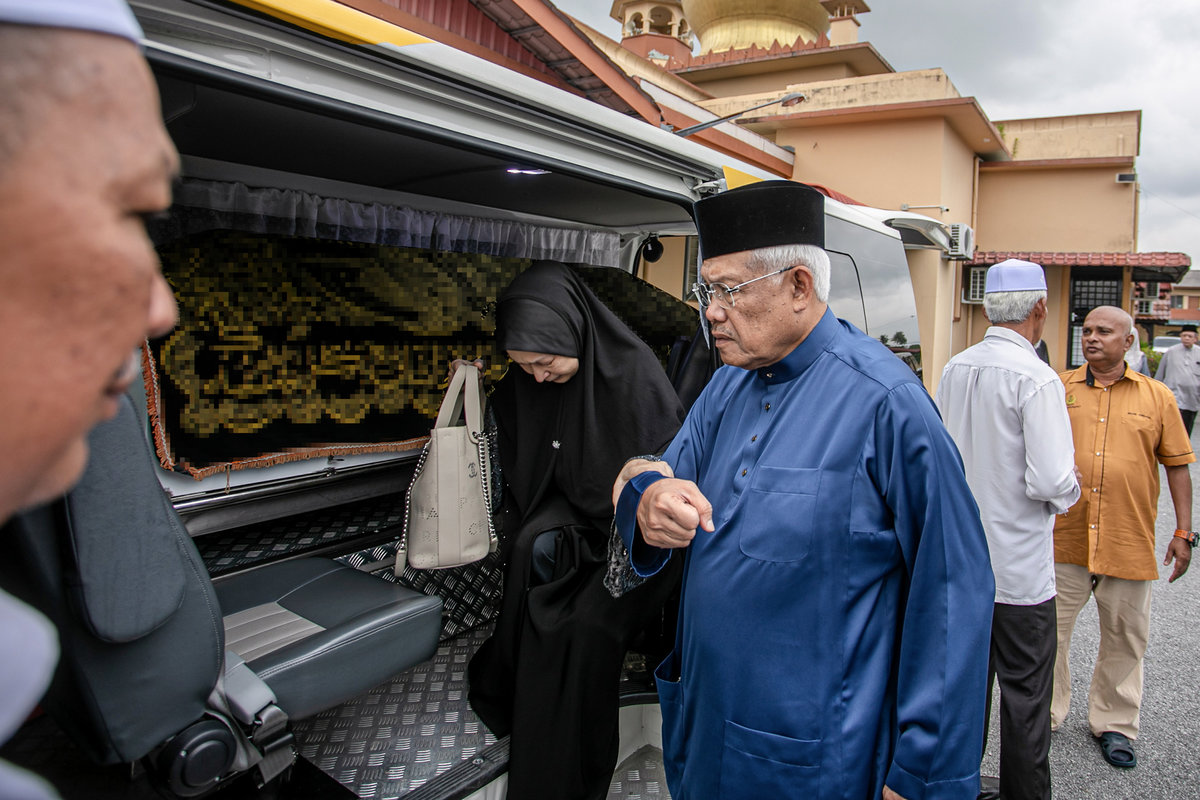 Ahli Parlimen Larut Datuk Seri Hamzah Zainuddin ketika ditemui di Masjid Jamek Kampung Melayu Sungat Rapat Ipoh bagi mengiringi jenazah ibu mertuanya Salmiah Nyak Matt, 84, untuk disembahyangkan. - BERNAMA