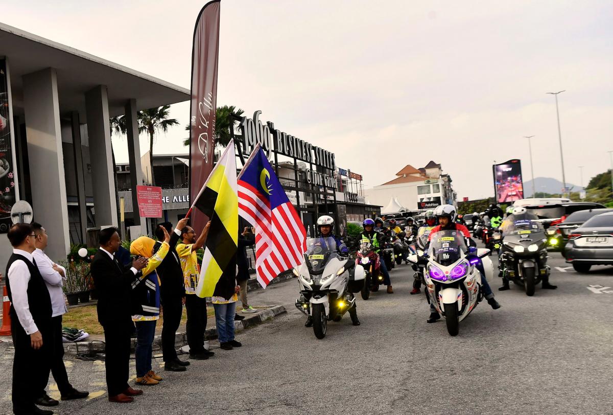 Pengarah MOTAC Perak, Muhammad Aminuddin Abdul Majid mengibarkan Jalur Gemilang sebagai simbolik pelepasan konvoi Program Jejak Warisan Pantai Timur 2025 di Ipoh Garden, hari ini - BERNAMA
