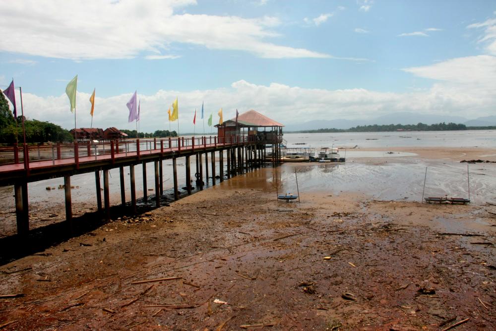 BAGAN SERAI, 31 Mei -- Keadaan jeti ke Pulau Orang Utan di Empangan Bukit Merah Laketown hari ini yang terpaksa ditutup sejak dua minggu lalu akibat bot tidak dapat beroperasi untuk membawa pengunjung ke pulau berkenaan.--fotoBERNAMA