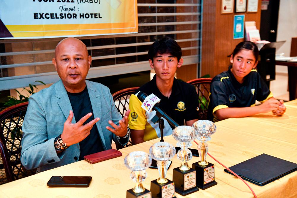 IPOH, June 1 - Perak Lawn Tennis Association (PLTA) vice -president Fazwil Abdul Wahid (left) told the media about the development of Perak Tennis Athlete, Mitsuki Leong Wei Kang, 17, (center) and his younger sister Shihomi Leong Li Xuan, 14 ( right) at a press conference after the Silver Lawn Tennis Association Hi-Tea Ceremony at a hotel today. BERNAMAPIX