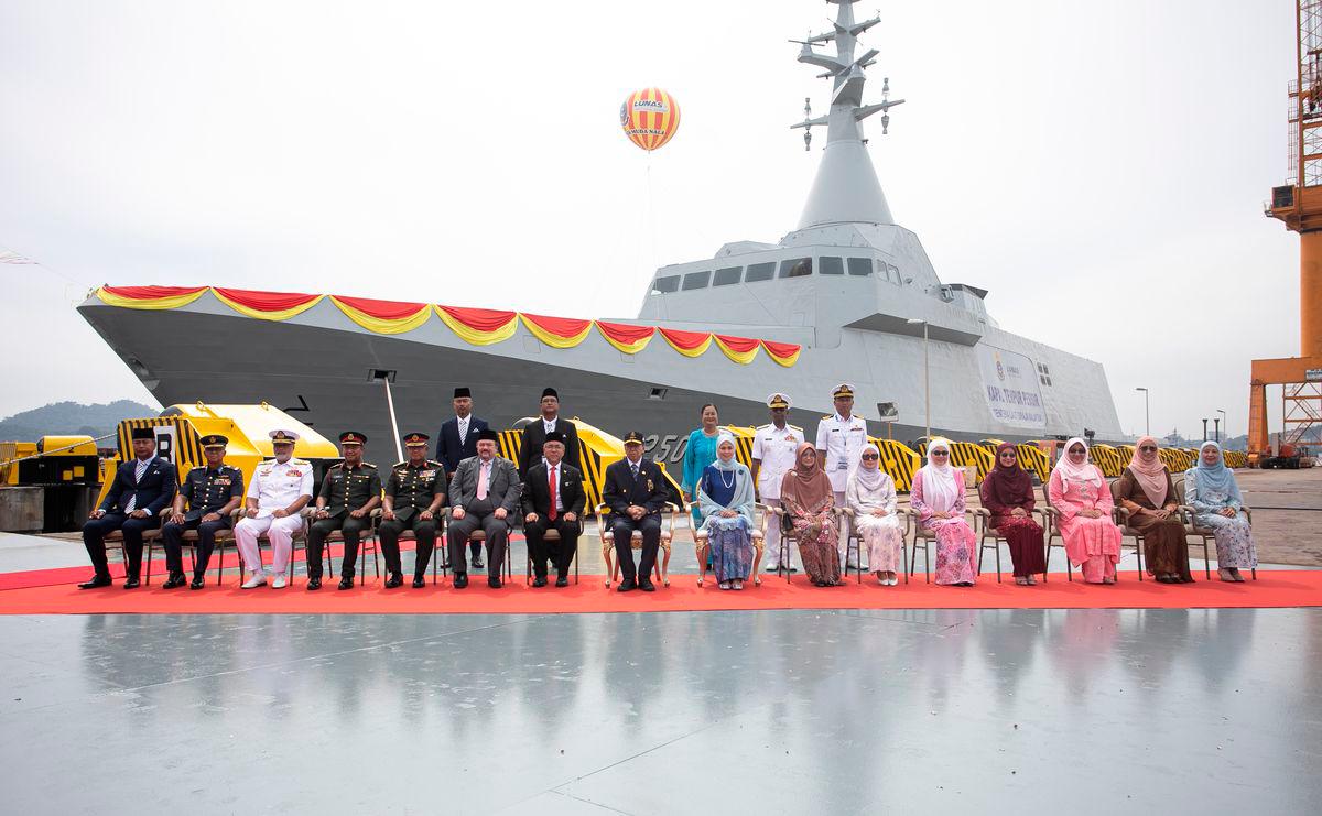 Sultan Selangor, Sultan Sharafuddin Idris Shah (lapan, kiri) dan Tengku Permaisuri Selangor, Tengku Permaisuri Norashikin (sembilan, kiri) berkenan bergambar pada Upacara Penamaan dan Pelancaran Kapal Tempur Pesisir 2 Tentera Laut Diraja Malaysia (TLDM) di Limbungan Lumut Naval Shipyard (LUNAS), Pangkalan TLDM Lumut hari ini - BERNAMA
