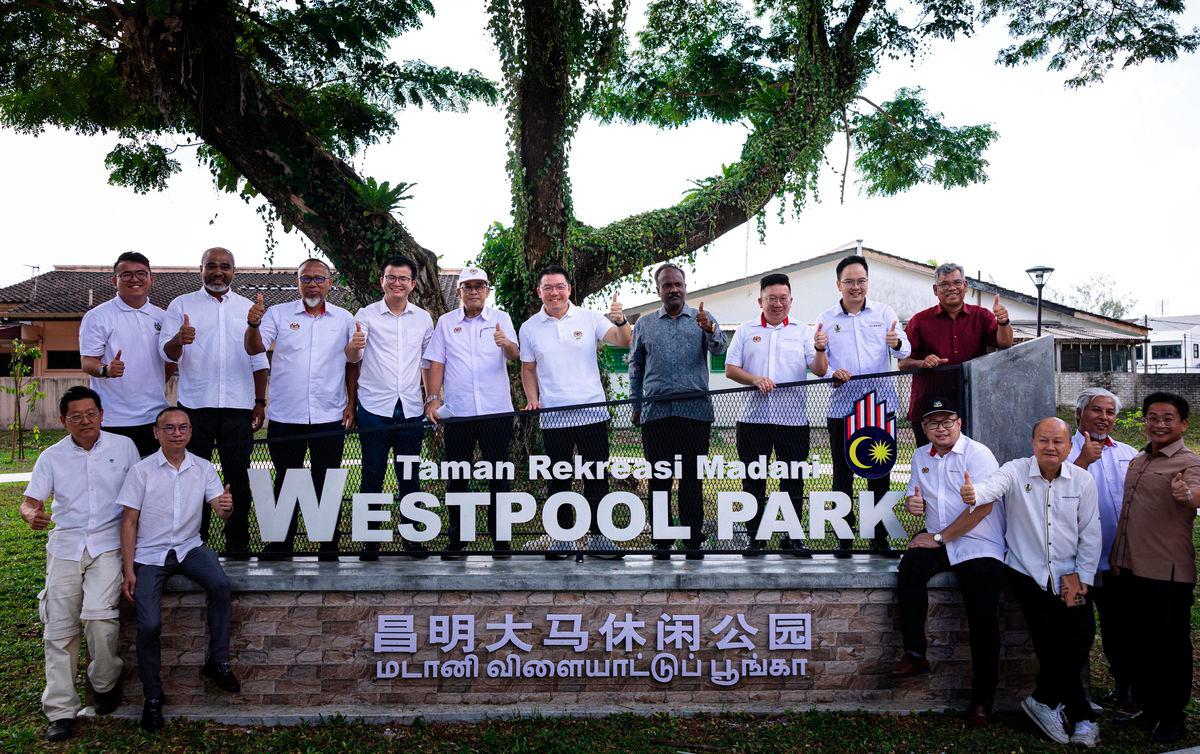 Menteri Perumahan dan Kerajaan Tempatan Nga Kor Ming (tengah) bergambar ketika melakukan tinjauan di sekitar taman permainan pada perasmian Taman Rekreasi MADANI Westpool Park di Kepayang hari ini. - BERNAMA