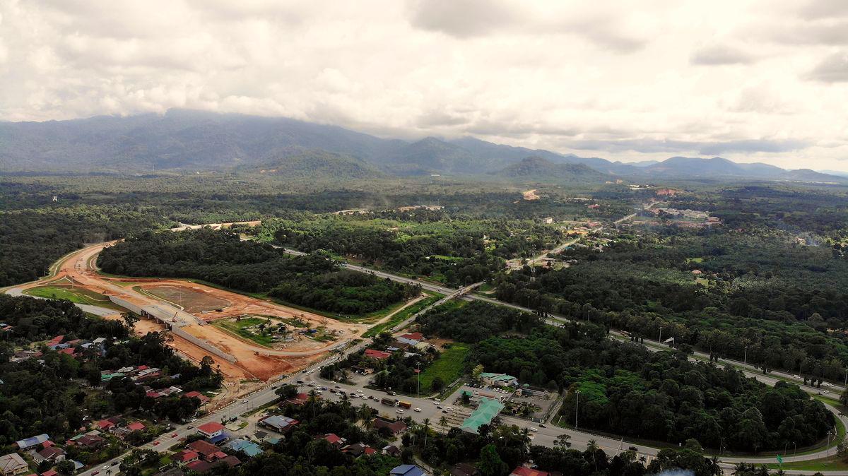 Pemandangan udara projek Lebuhraya Persisiran Pantai Barat (WCE) yang diambil berdekatan Plaza Tol Changkat Jering - fotoBERNAMA