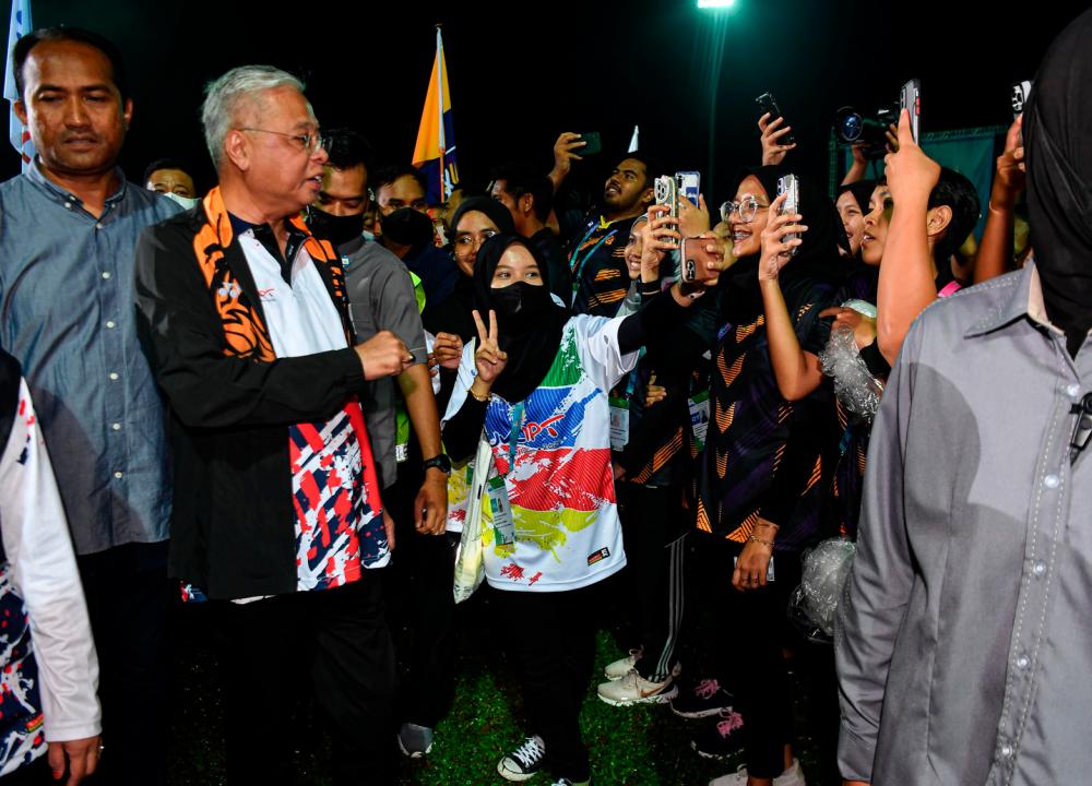 TANJUNG MALIM, 14 Ogos -- Perdana Menteri Datuk Seri Ismail Sabri Yaakob (dua, kiri) beramah mesra bersama para Atlet yang terlibat selepas merasmikan Sukan Institusi Pendidikan Tinggi (SUKIPT) 2022 di Universiti Pendidikan Sultan Idris (UPSI) malam ini. fotoBERNAMA