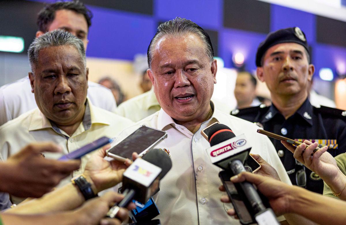 Menteri Kerja Raya Datuk Seri Alexander Nanta Linggi - fotoBERNAMA