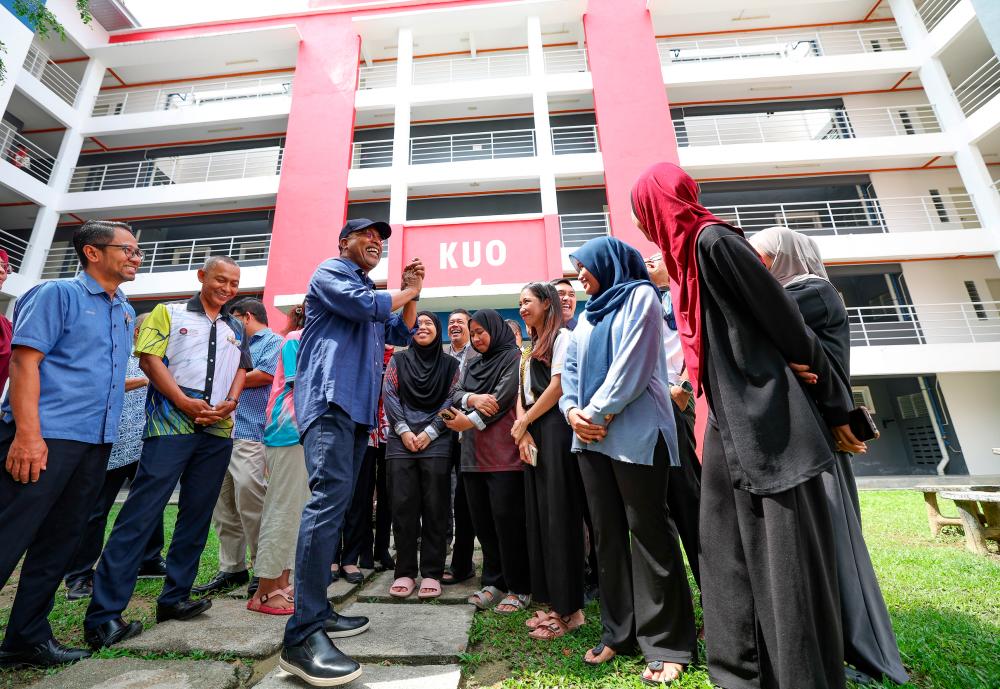Menteri Pendidikan Tinggi Datuk Seri Dr Zambry Abd Kadir (empat, kiri) beramah mesra bersama para pelajar ketika melawat Kampus Sultan Azlah Shah Universiti Pendidikan Sultan Idris (UPSI) hari ini. - fotoBERNAMA