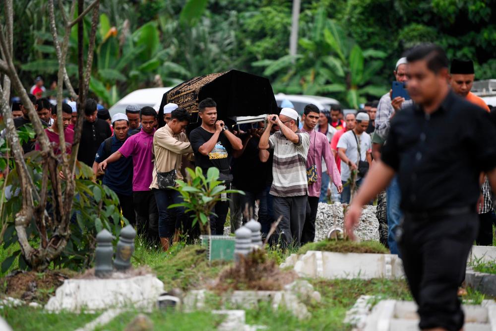 The remains of Mohd Hafiz Nor Azman being brought to Tanah Perkuburan Islam Kampung Serdang Permai, Simpang Pulai, Ipoh on Dec 17, 2018. — Bernama