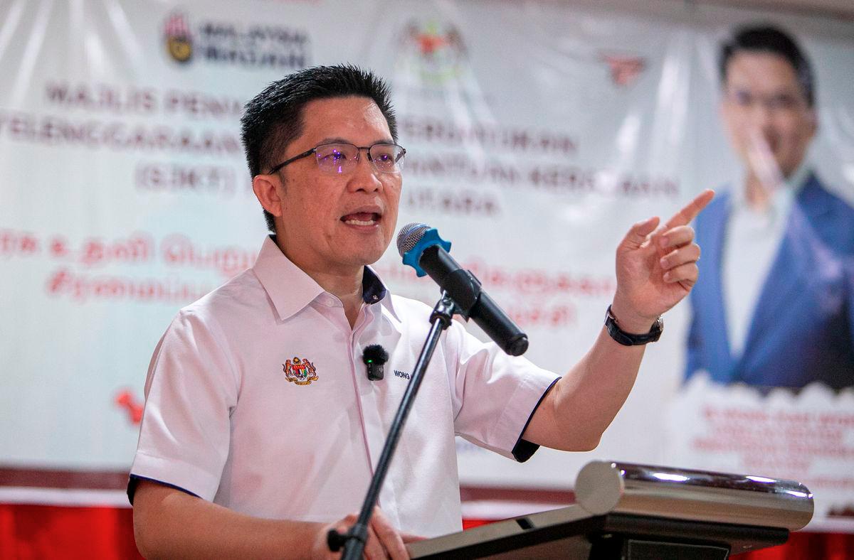Timbalan Menteri Pendidikan Wong Kah Woh berucap pada Majlis Penyampaian Peruntukan Sekolah Bantuan Kerajaan untuk Sekolah Jenis Kebangsaan Tamil (SJKT) di Dewan Kuil Om Sri Veeramuthu Kengumangi hari ini. - BERNAMA