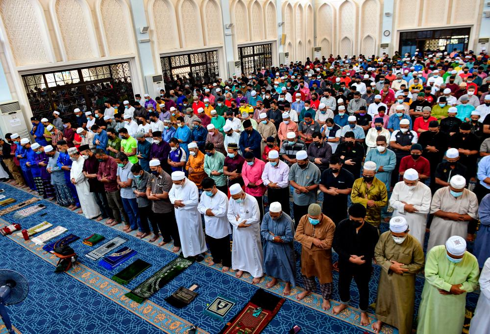 IPOH, April 1 - Some pilgrims performed Friday prayers without physical imprisonment at the Sultan Azlan Shah Mosque today. BERNAMAPIX