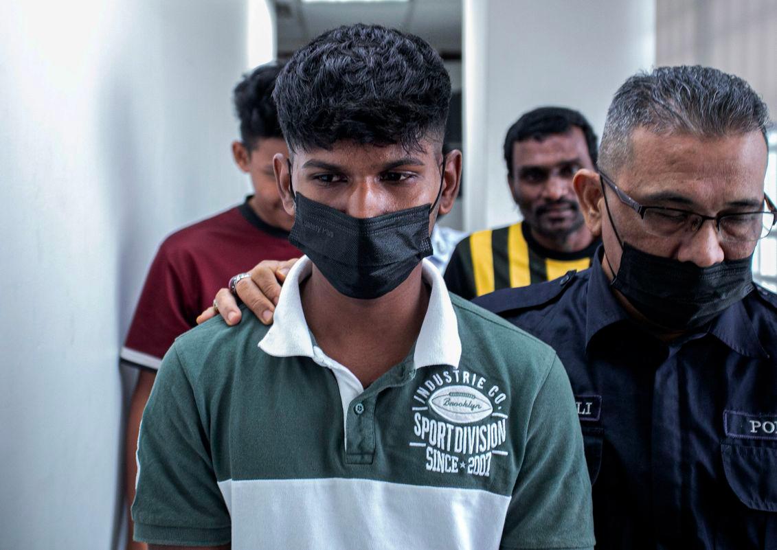 Seorang mekanik, M Thineshkumar, 23, didenda RM20,000 atau dipenjara sebulan oleh Mahkamah Majistret di sini hari ini selepas mengaku bersalah memukul seekor anjing hingga cedera pada September lepas. - fotoBERNAMA