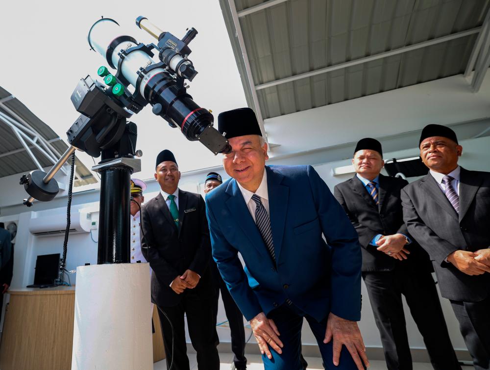 TANJUNG MALIM, Oct 3 -- Sultan of Perak Sultan Nazrin Shah observe using a telescope at the Inauguration Ceremony of the National Institute of Land and Survey Complex (INSTUN) and the Tan Sri Harussaini Observatory today. BERNAMAPIX