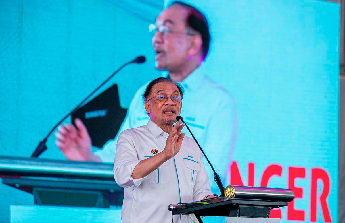 Perdana Menteri Datuk Seri Anwar Ibrahim berucap pada Karnival Usahawan Tenusu MADANI “Memacu Revolusi Pertanian Moden, Menjana Ekonomi Rakyat” di Kompleks Tenusu Farm Fresh Perak hari ini. - BERNAMA