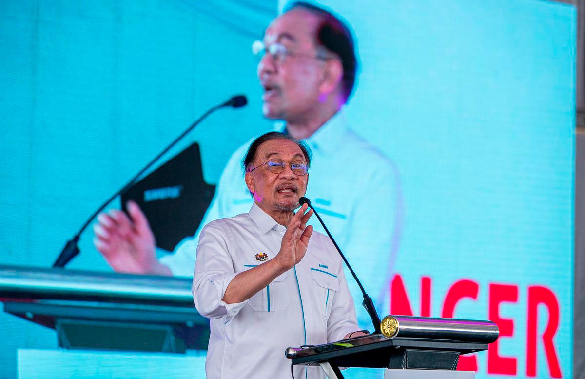 Perdana Menteri Datuk Seri Anwar Ibrahim berucap pada Karnival Usahawan Tenusu MADANI “Memacu Revolusi Pertanian Moden, Menjana Ekonomi Rakyat” di Kompleks Tenusu Farm Fresh Perak hari ini -fotoBERNAMA