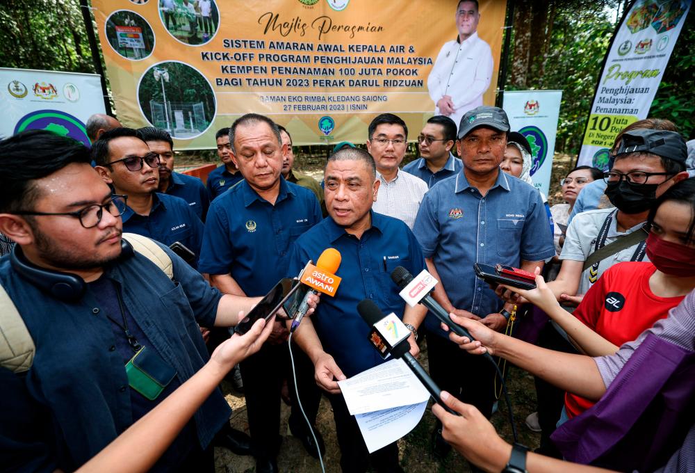 IPOH, 27 Feb -- Perak Menteri Besar Datuk Seri Saarani Mohamad (centre) answered media questions after officiating the Water Head Early Warning System (EWS) and the Kick Off of the Malaysian Greening Program of the 100 Million Tree Planting Campaign for 2023 at Taman Eko Rimba Kledang Saiong today. BERNAMAPIX