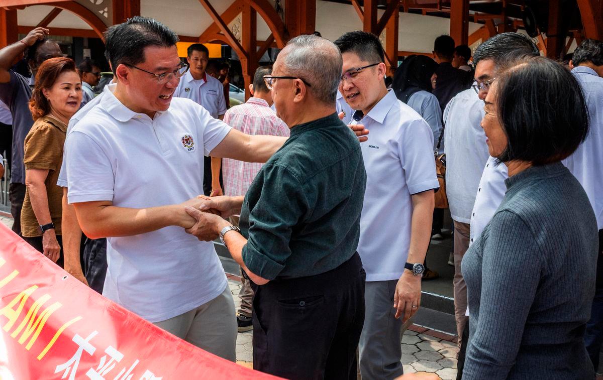 Menteri Perumahan dan Kerajaan Tempatan Nga Kor Ming (kiri) beramah mesra bersama para peniaga ketika hadir ke program Sentuhan Kasih KPKT 3.0 di tapak Pasar Besar Siang dan Malam Bandar Taiping hari ini - BERNAMA
