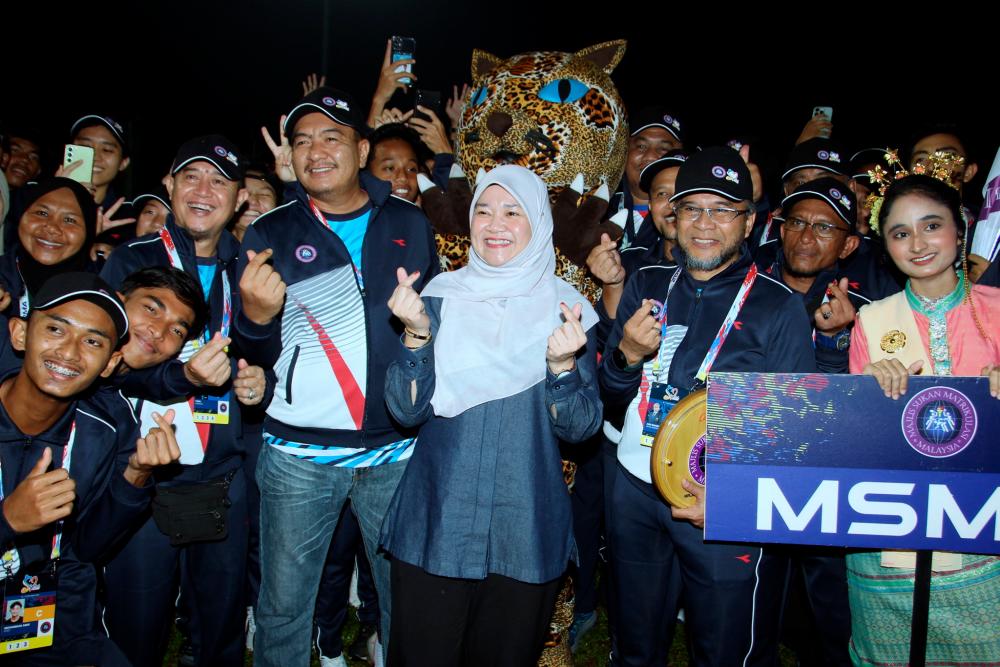 TANJUNG MALIM, 12 Sept -- Menteri Pendidikan Fadhlina Sidek (tengah) bergambar bersama atlet selepas merasmikan Kejohanan Sukan Institusi Pendidikan Malaysia (SIPMA) 2023 di Stadium Universiti Pendidikan Sultan Idris (UPSI) - fotoBERNAMA