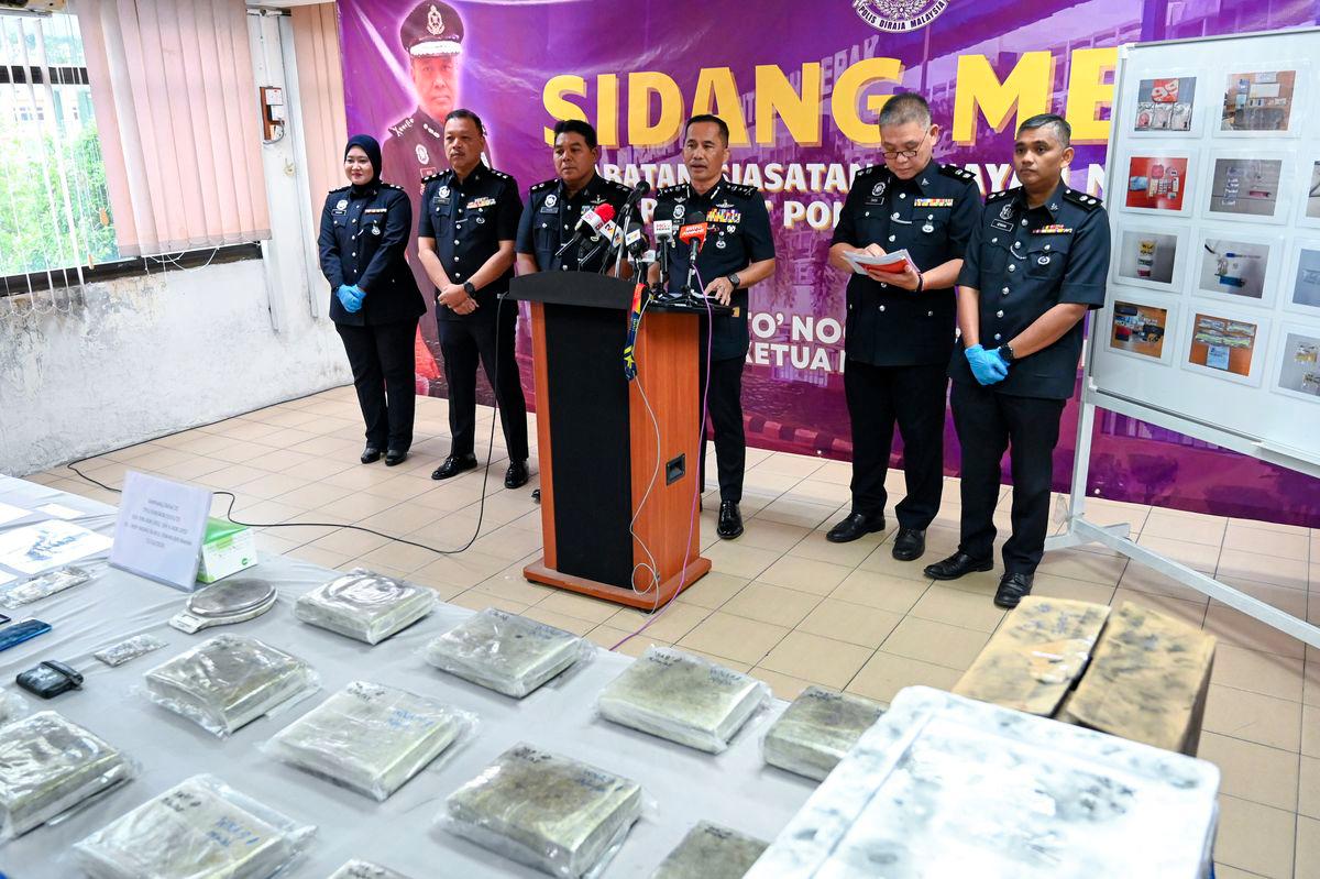 Timbalan Ketua Polis Perak DCP Mohammad Azlin Sadar ketika sidang media Ops Tapis Khas Jabatan Siasatan Jenayah Narkotik Perak di Kompleks Latihan Sukan, Ibu Pejabat Polis Kontinjen (IPK) Perak, Pasir Puteh hari ini. - fotoBERNAMA