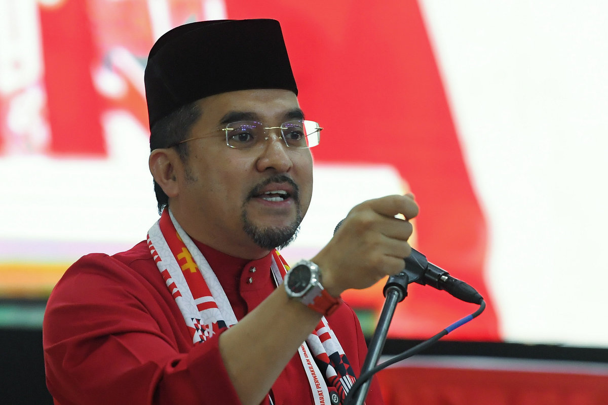 Setiausaha Agung UMNO Datuk Dr Asyraf Wajdi Dusuki berucap pada Mesyuarat Perwakilan UMNO Bahagian Bukit Gantang di Dewan Bunga Raya, Changkat Jering hari ini. - BERNAMA