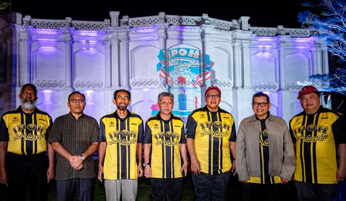 MOTAC secretary-general Datuk Shaharuddin Abu Sohot (cemtre). Bernamapix