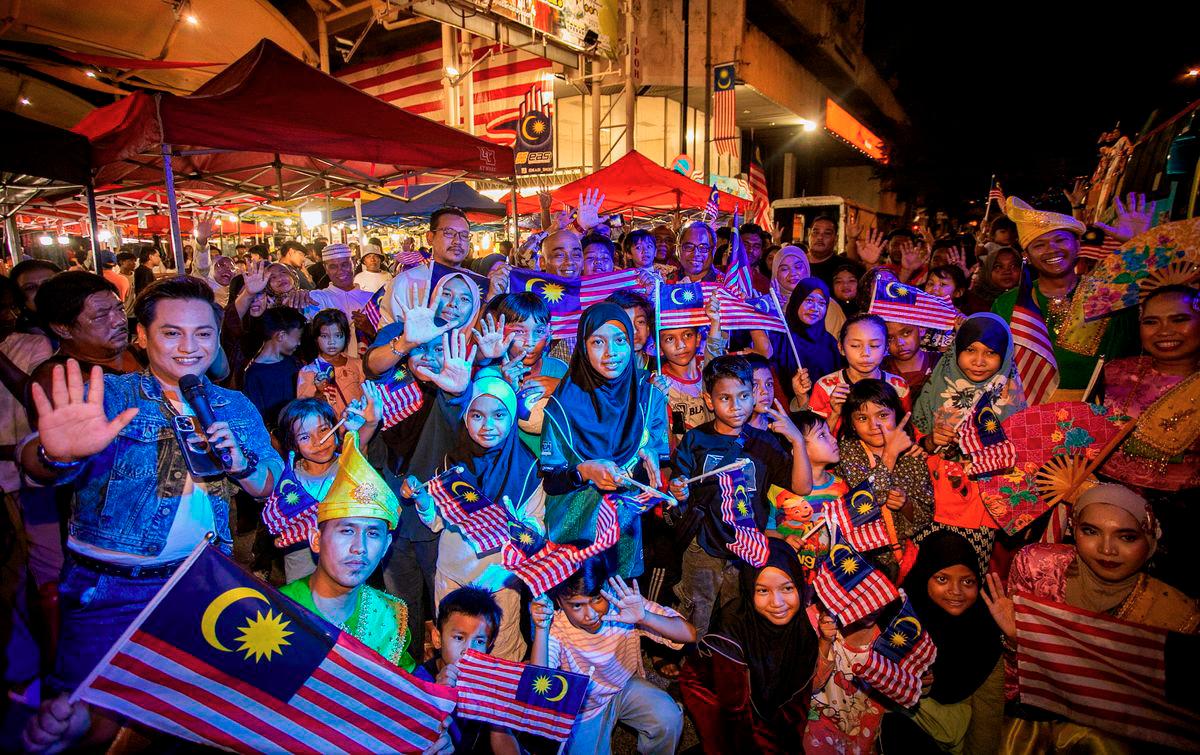 Setiausaha Bahagian Kanan (Pengurusan) Kementerian Komunikasi Mazlan Abd Mutalib (belakang dua, kiri) bergambar ketika mengikuti Program Persembahan Nyanyian, Tarian dan Drama (PENTARAMA) Merdeka @ Hop-On Hop Off (HOHO) Negeri Perak semalam. - BERNAMA