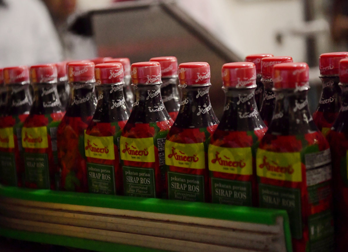 Produk kordial keluaran Syarikat Ameen Products Sdn Bhd yang dieksport ke Mali, Afrika dipamerkan di premis syarikat itu di Taman Industri Ringan, di sini hari ini. - BERNAMApix