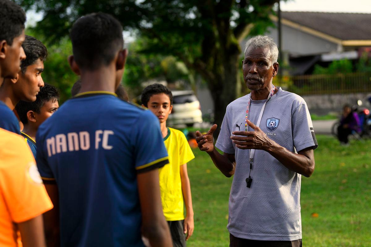Jurulatih bola sepak R. Manoharan - FotoBernama