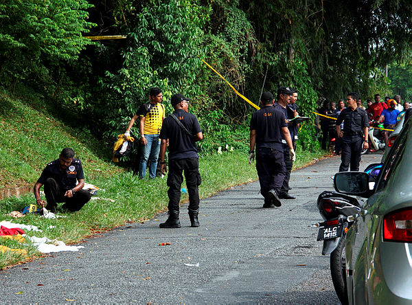 Police officers from a forensic unit are inspecting a crime scene after the body of a male student was found behind an empty house at Glenview Park in Kamunting, near here at about 12.18pm today. — Bernama