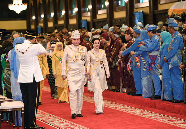 Filepix of Sultan Nazrin Shah and Raja Permaisuri Perak Tuanku Zara Salim arrives at Balairong Seri at 10 Nov — Bernama