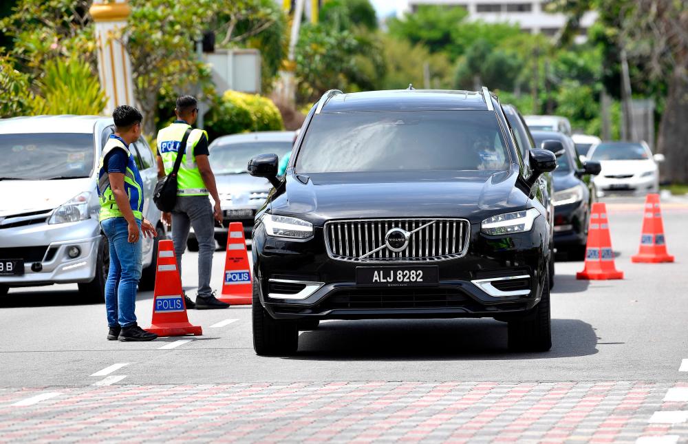 IPOH, 12 Okt -- Kenderaan rasmi yang membawa Menteri Besar Perak Datuk Seri Saarani tiba di Istana Kinta hari ini untuk menghadap Sultan Perak Sultan Nazrin Shah bagi mempersembahkan hasrat berkaitan pembubaran Dewan Undangan Negeri (DUN). fotoBERNAMA