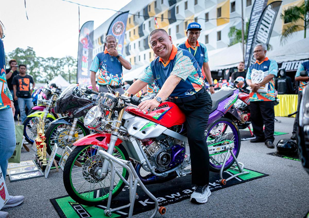 Menteri Besar Perak Datuk Seri Saarani Mohamad bergambar ketika melihat pameran motosikal retro selepas merasmikan Majlis Kemuncak Karnival Mesra Anak Muda (KAMU) 2025 di Stadium Indera Mulia hari ini-fotoBERNAMA