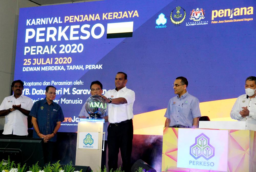 Menteri Sumber Manusia Datuk Seri M. Saravanan (tiga, kanan) merasmikan Karnival Penjana Kerjaya Perkeso Perak 2020 di Dewan Merdeka Tapah hari ini. - Bernama