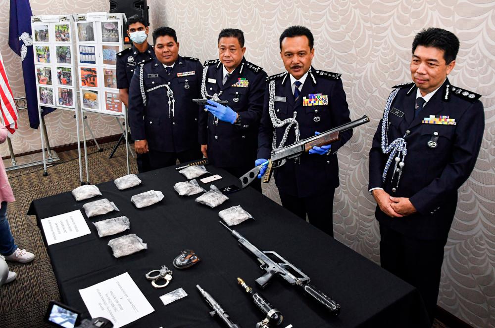 Ketua Polis Perak Datuk Mohd Yusri Hasan Basri (dua, kanan) menunjukkan senapang angin yang dirampas pada sidang media kejayaan Op Tapis Khas di Ibu Pejabat Kontinjen Perak hari ini. - fotoBERNAMA