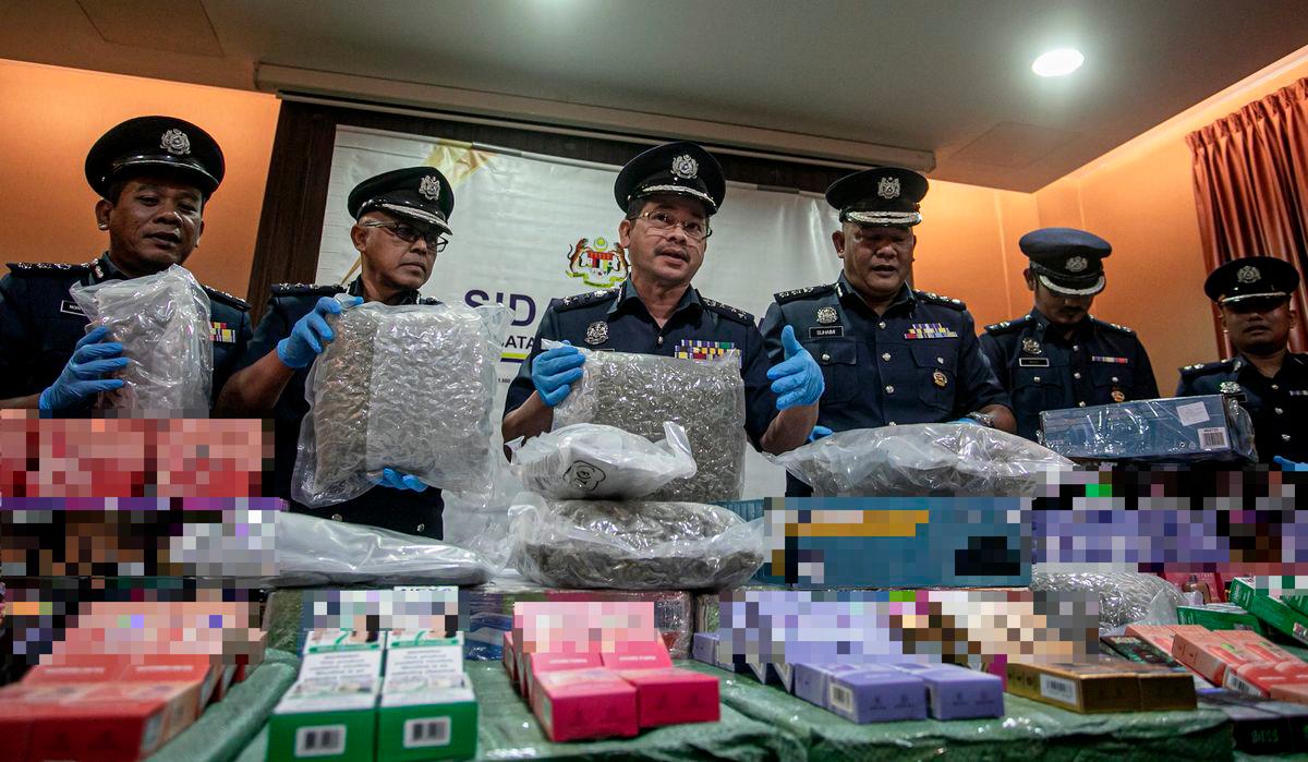 Pengarah Jabatan Kastam Diraja Malaysia (JKDM) Perak, Mohd Nadzri Ariffin (tiga, kiri) menunjukkan barang rampasan pada sidang media berhubung kejayaan JKDM Perak mematahkan cubaan menyeludup dadah, peranti rokok elektronik (vape) termasuk cecair, jubin, kereta, karkas babi dan kenderaan lain di Pejabat JKDM Perak, hari ini. - fotoBERNAMA