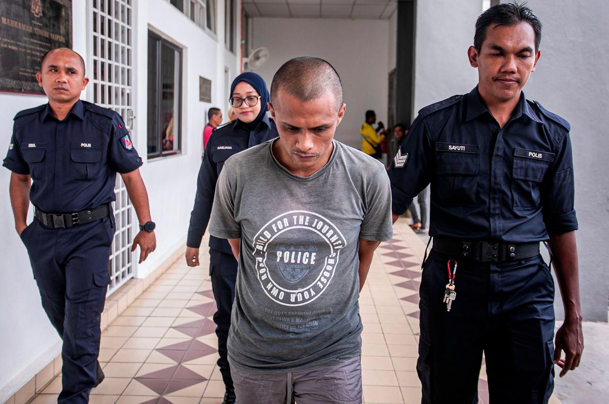 An oil palm plantation worker escaped the death penalty after the High Court here today sentenced him to seven years in prison on an amended charge of manslaughter of a detainee at Taiping Prison, six years ago. - BERNAMAPIX
