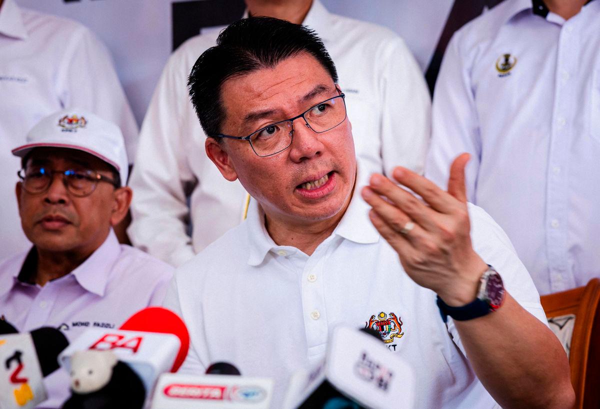 Menteri Perumahan dan Kerajaan Tempatan Nga Kor Ming ketika sidang media selepas meninjau sekitar taman permainan pada perasmian Taman Rekreasi MADANI Westpool Park di Kepayang hari ini-fotoBERNAMA