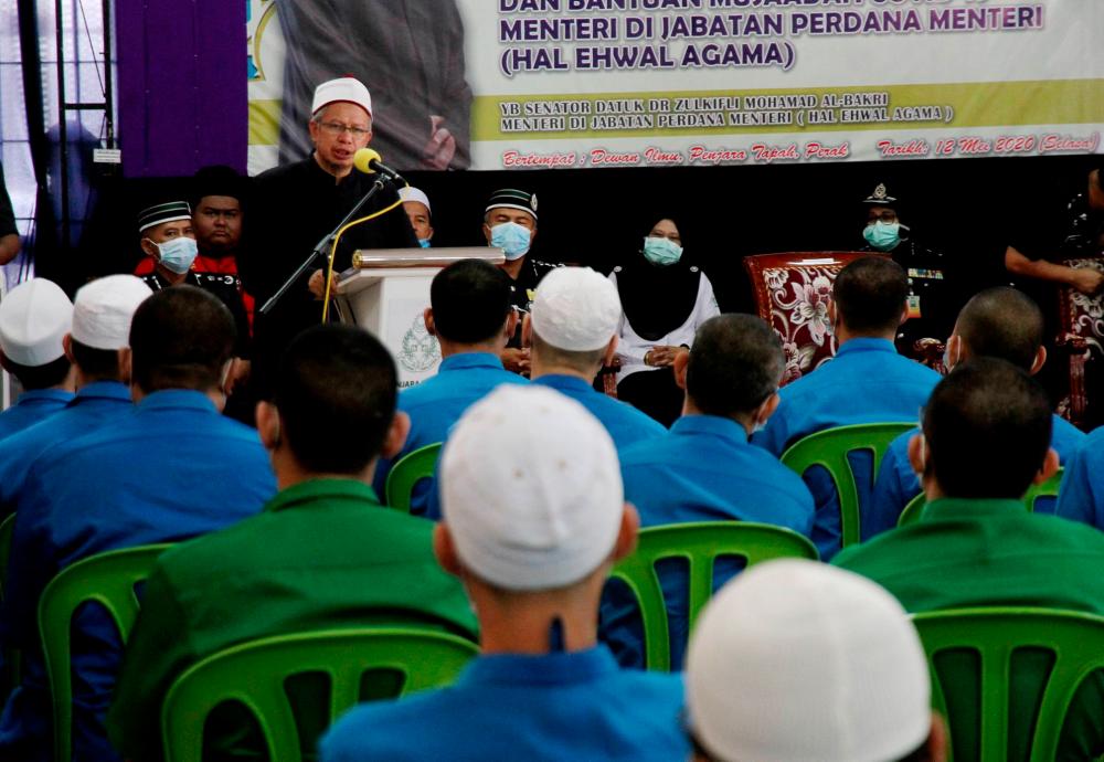 Minister in the Prime Minister’s Department (Religious Affairs) Datuk Seri Dr Zulkifli Mohamad Al-Bakri delivers a speech at the Ramadan Musaadah Inspiration Programme organised by the Islamic Economic Development Foundation (YaPEIM) at the Tapah Prison Complex, today. - Bernama