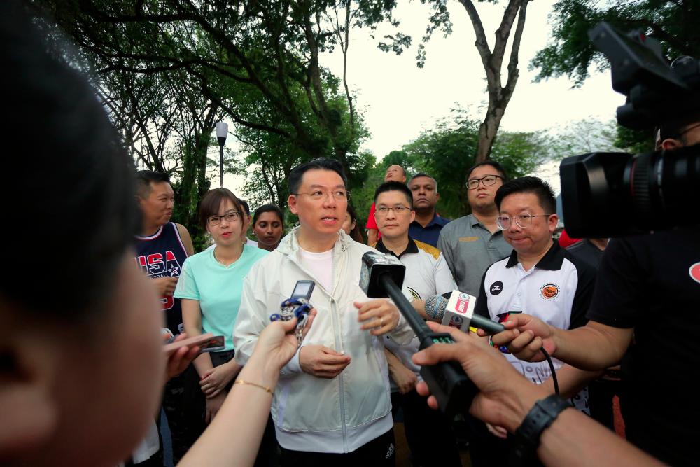 Menteri Pembangunan dan Kerajaan Tempatan Nga Kor Ming (tengah) bercakap pada sidang media Perasmian Pencahayaan Taman Woodlands di Bandar Baru Tambun pada feb 13 2024. - fotoBERNAMA