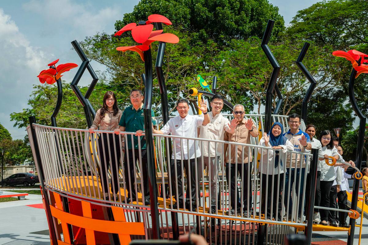 Menteri Perumahan dan Kerajaan Tempatan Nga Kor Ming (tengah) bergambar ketika melakukan tinjauan di sekitar taman permainan sempena perasmian Taman Rekreasi MADANI Canning di Taman Canning hari ini - Bernama