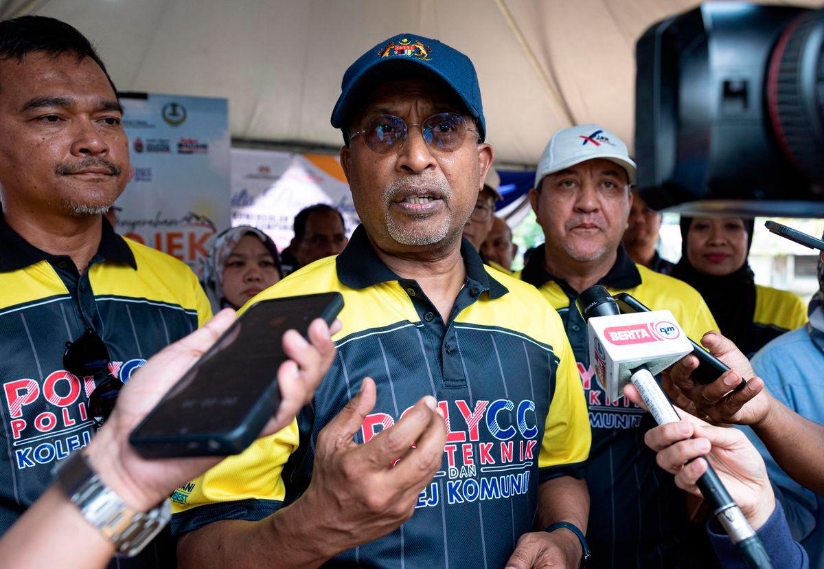 Higher Education Minister Datuk Seri Dr Zambry Abdul Kadir spoke to the media after officiating the MADANI POLYCC Project Handover Ceremony in Kampung Batu 8, Bendang Siam today. – BERNAMA